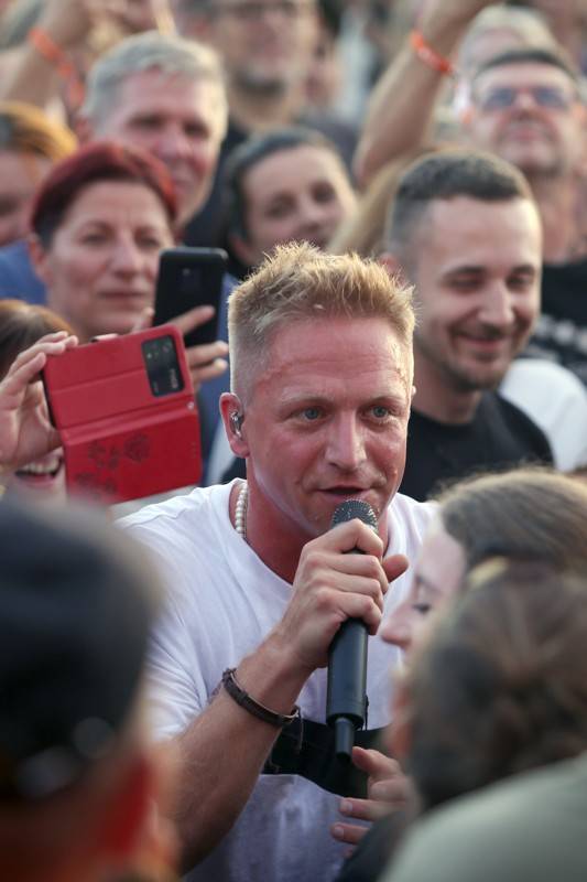 Cibulafest, den druhý: Tomáš Klus na pouti publikem a ohnivé show Kabátu a Škworu