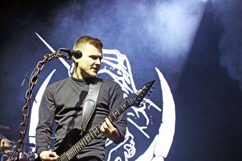 Cibulafest, den druhý: Tomáš Klus na pouti publikem a ohnivé show Kabátu a Škworu