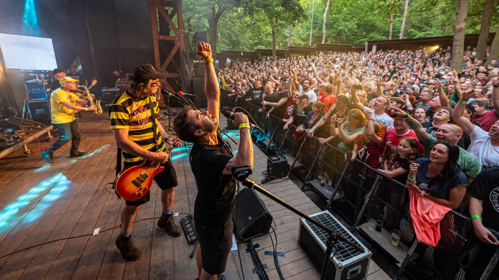 Tři sestry řádily ve vyprodaném lesním divadle v Řevnicích