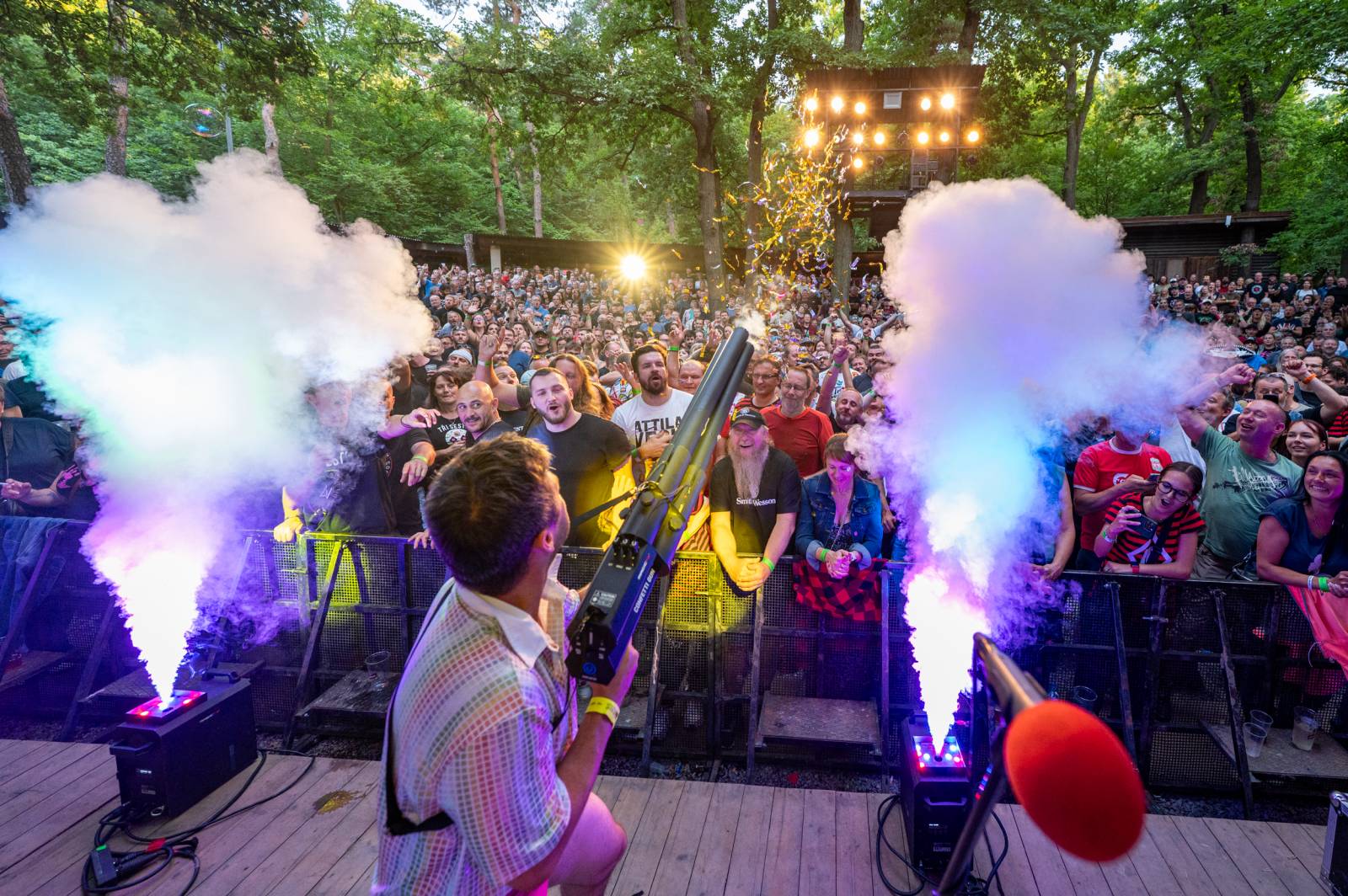 Tři sestry řádily ve vyprodaném lesním divadle v Řevnicích