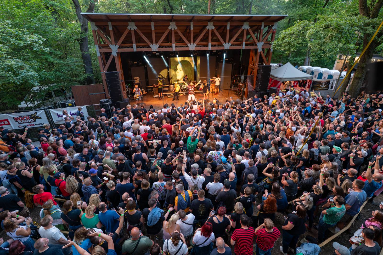 Tři sestry řádily ve vyprodaném lesním divadle v Řevnicích
