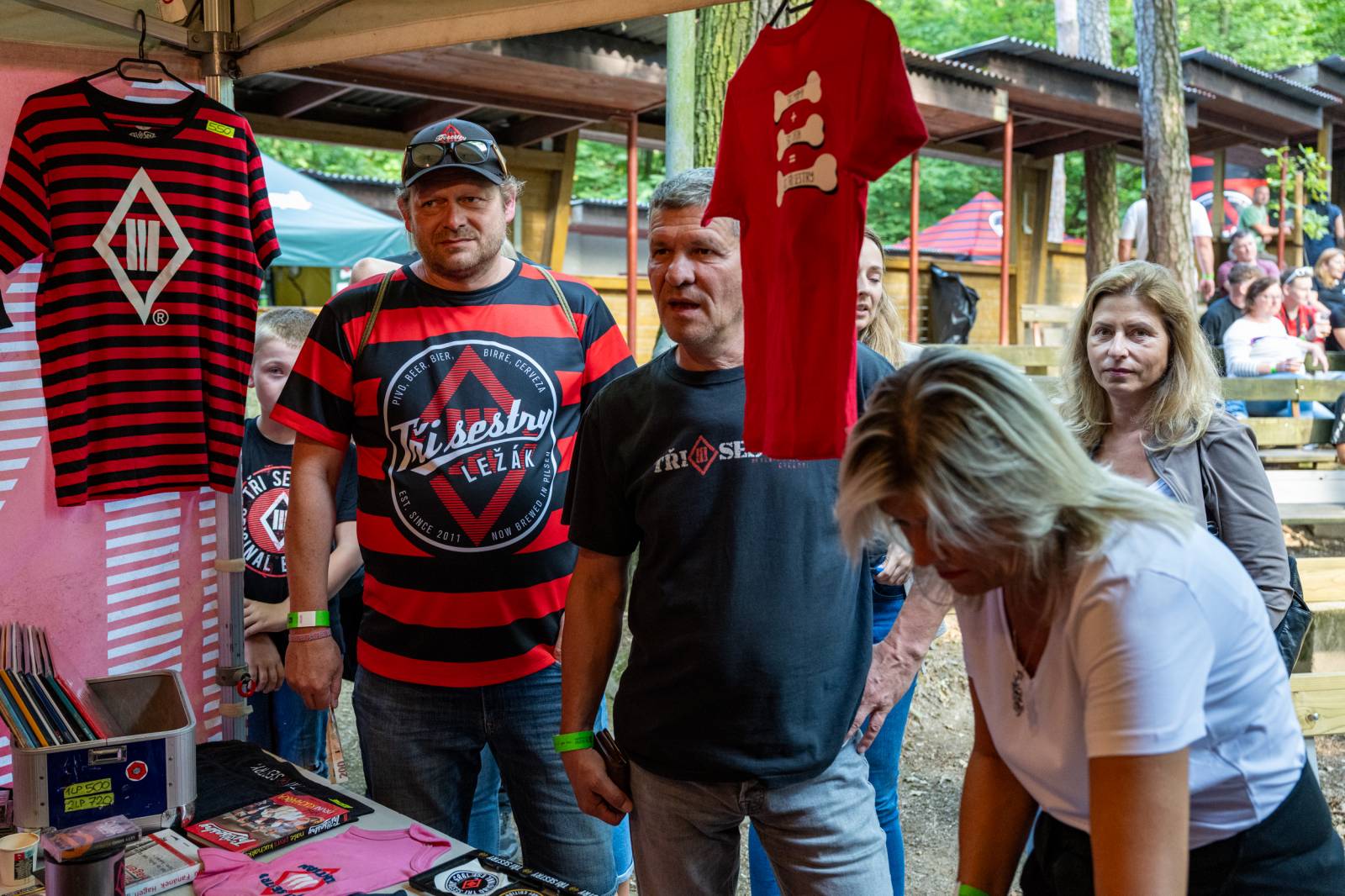 Tři sestry řádily ve vyprodaném lesním divadle v Řevnicích