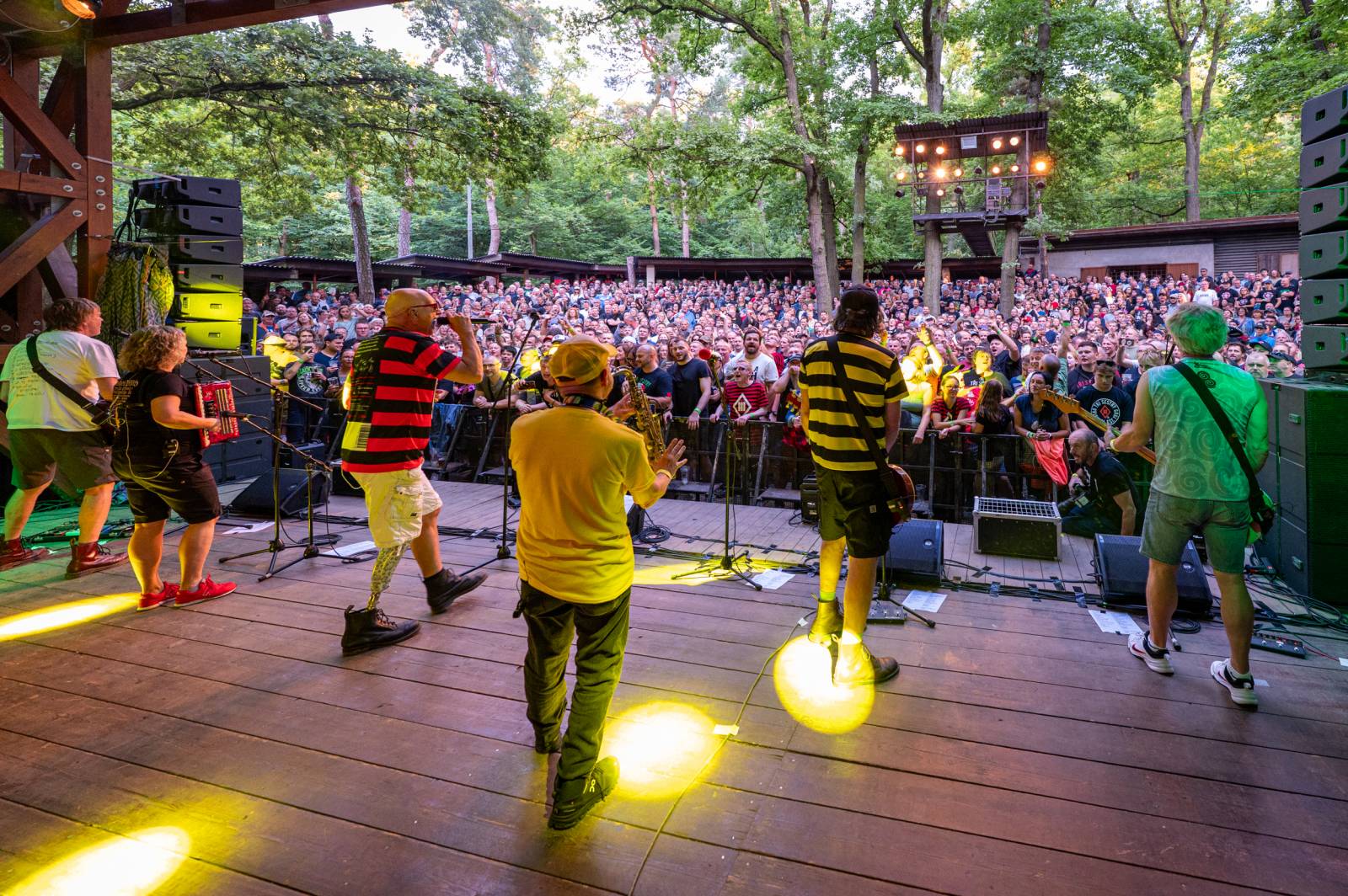 Tři sestry řádily ve vyprodaném lesním divadle v Řevnicích