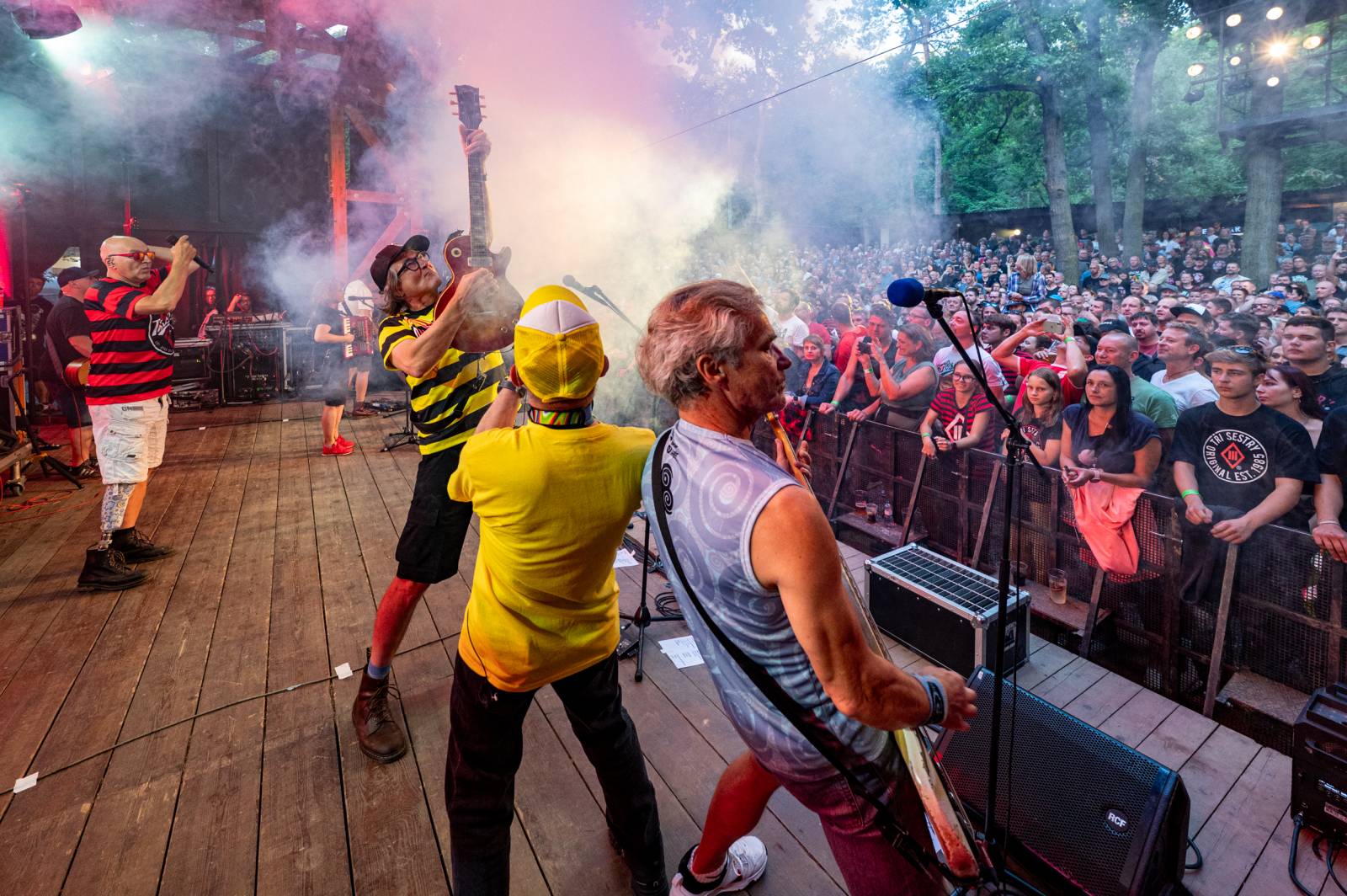 Tři sestry řádily ve vyprodaném lesním divadle v Řevnicích