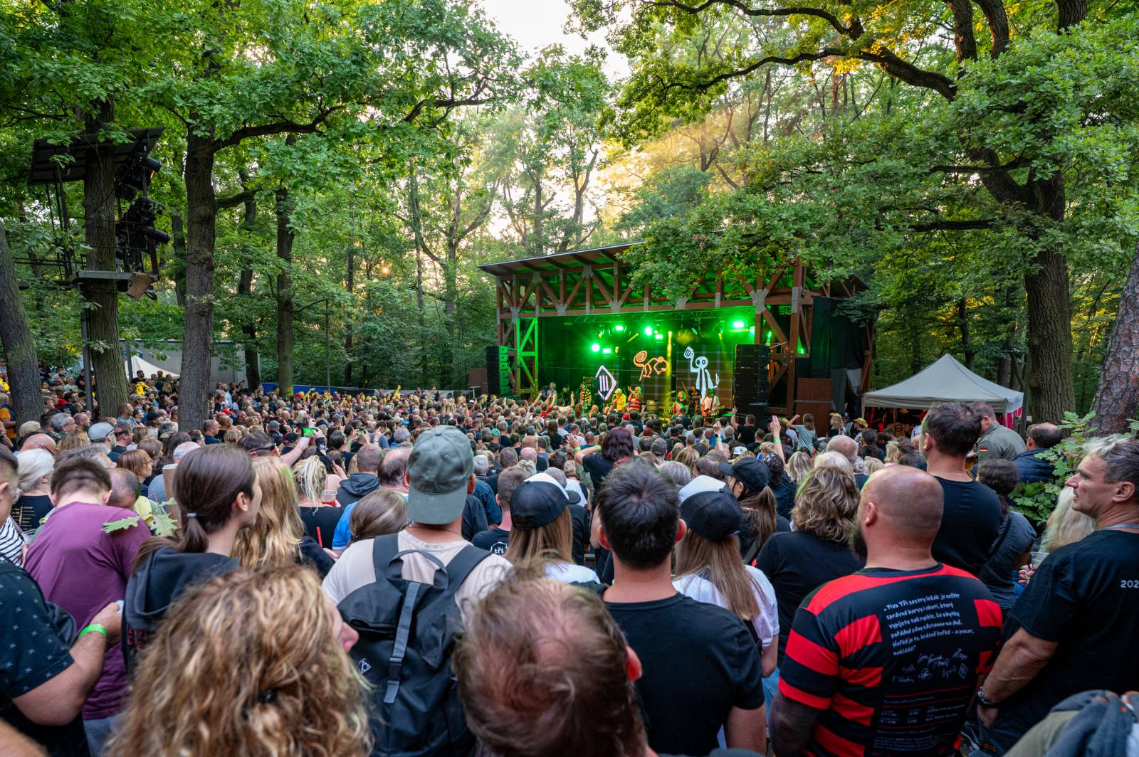 Tři sestry řádily ve vyprodaném lesním divadle v Řevnicích