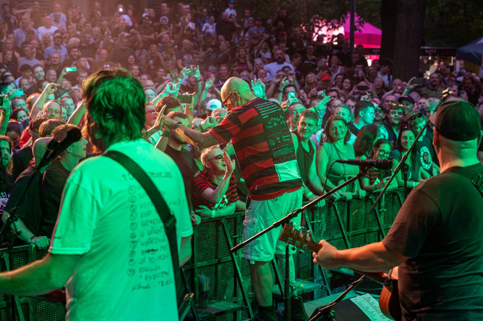 Tři sestry řádily ve vyprodaném lesním divadle v Řevnicích