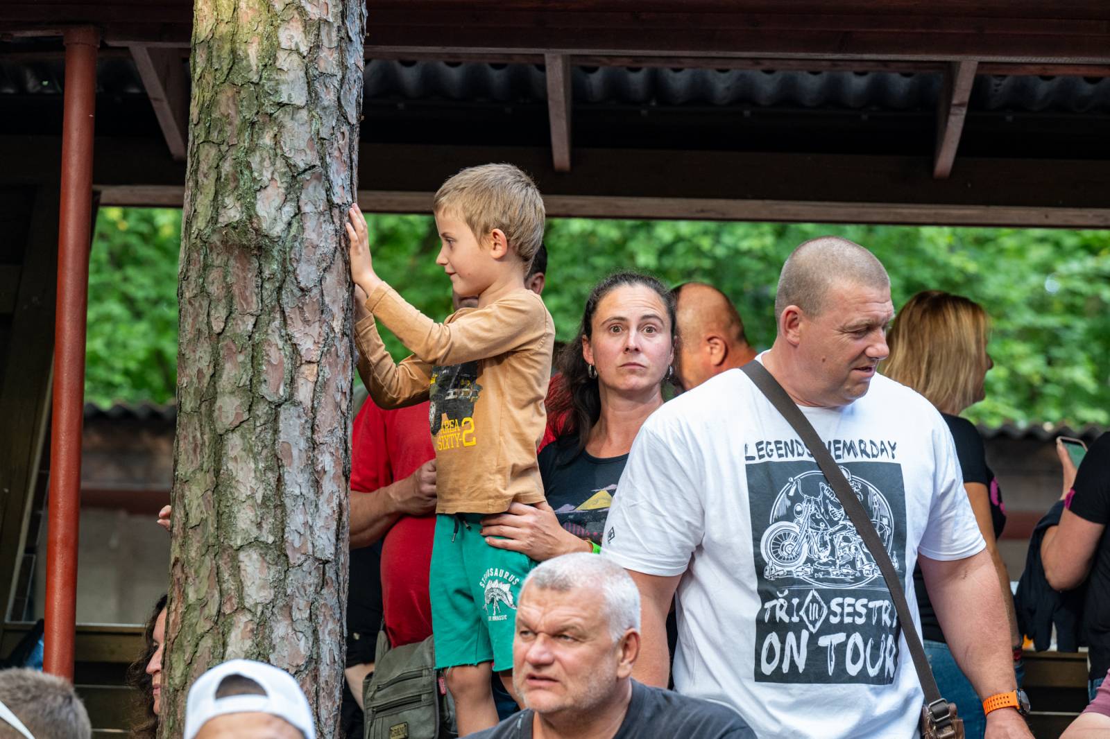 Tři sestry řádily ve vyprodaném lesním divadle v Řevnicích