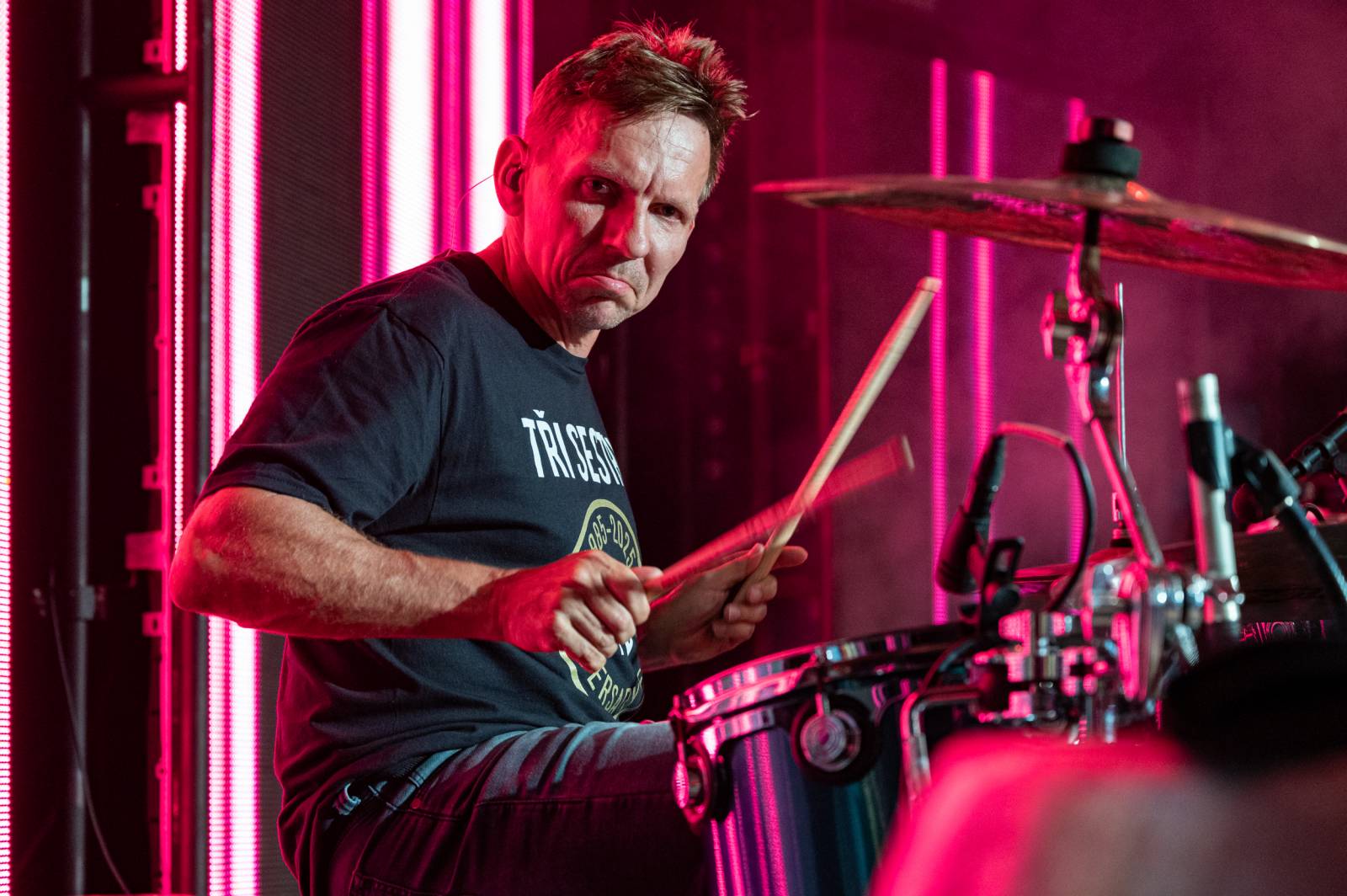 Tři sestry řádily ve vyprodaném lesním divadle v Řevnicích