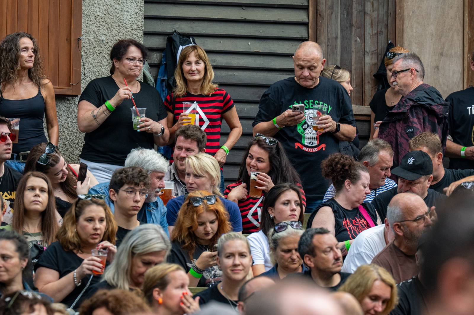Tři sestry řádily ve vyprodaném lesním divadle v Řevnicích