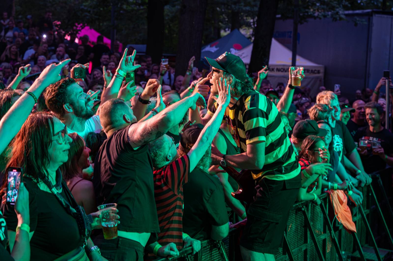 Tři sestry řádily ve vyprodaném lesním divadle v Řevnicích