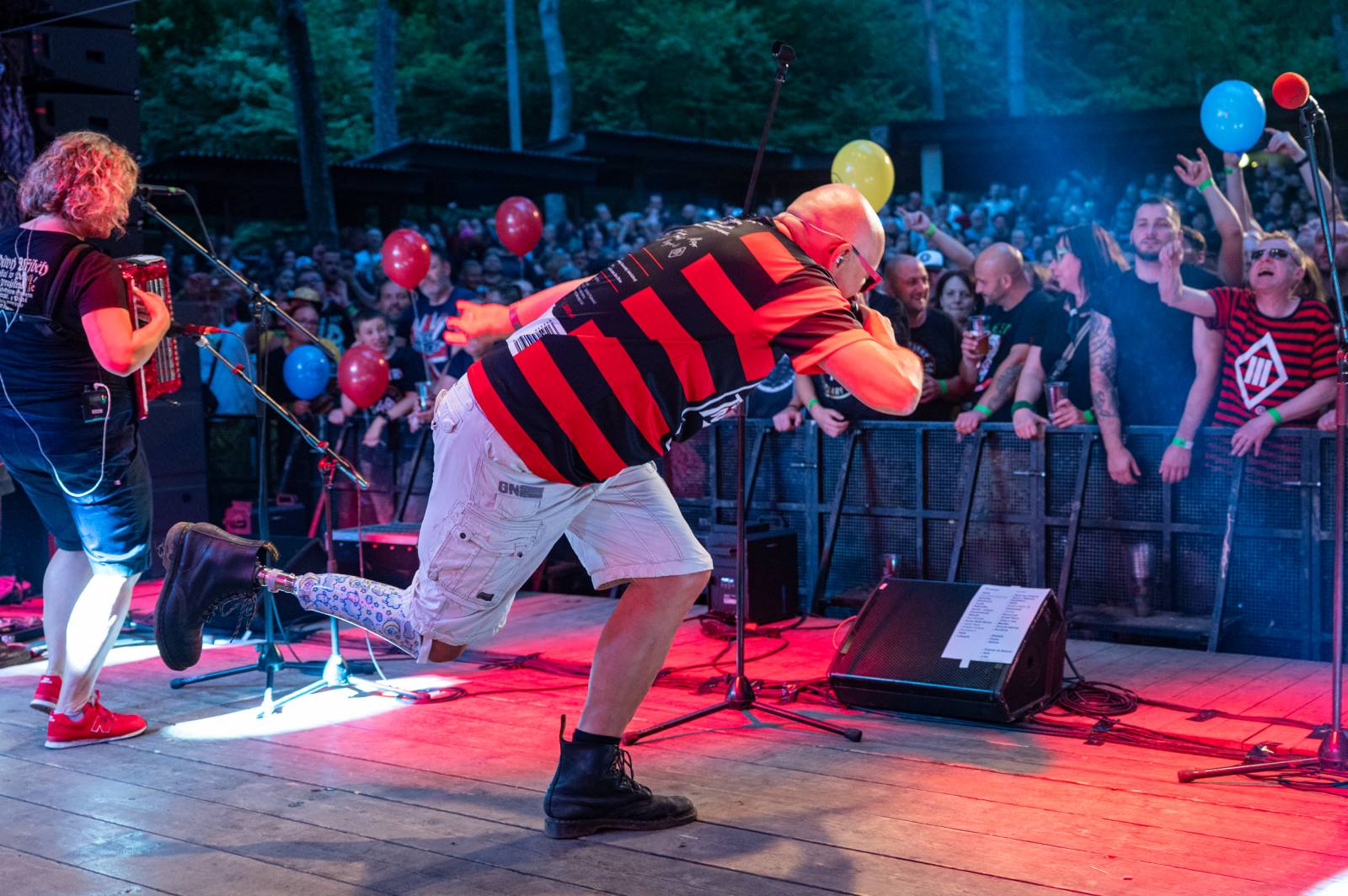 Tři sestry řádily ve vyprodaném lesním divadle v Řevnicích