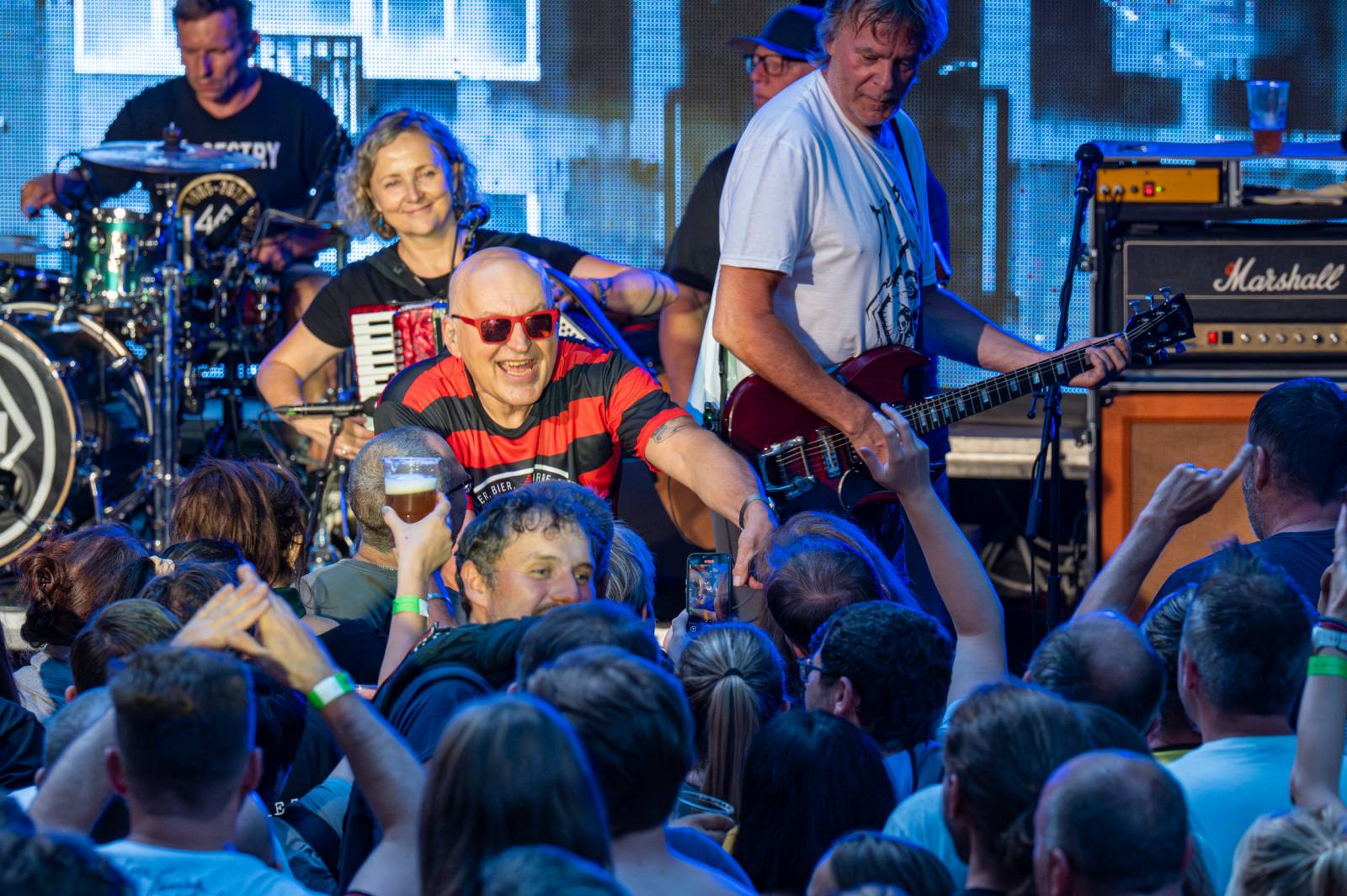 Tři sestry řádily ve vyprodaném lesním divadle v Řevnicích