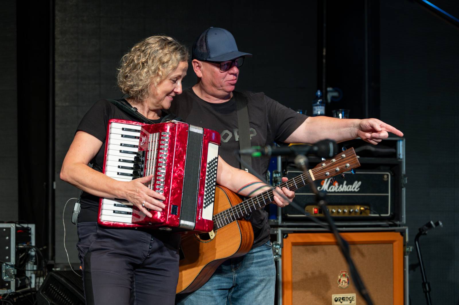 Tři sestry řádily ve vyprodaném lesním divadle v Řevnicích