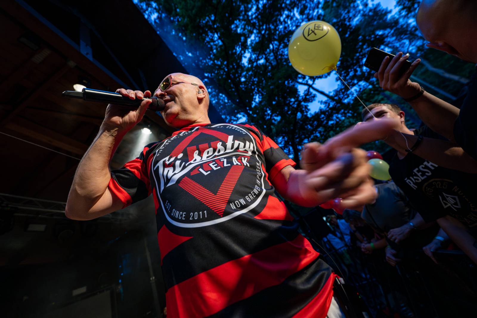 Tři sestry řádily ve vyprodaném lesním divadle v Řevnicích