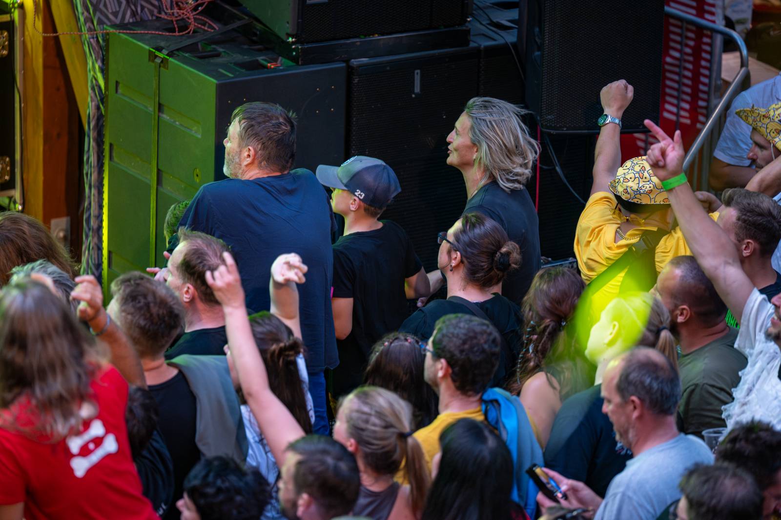 Tři sestry řádily ve vyprodaném lesním divadle v Řevnicích