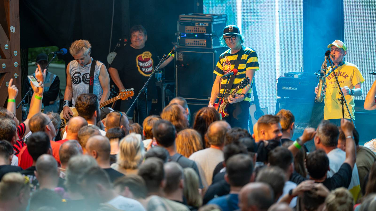 Tři sestry řádily ve vyprodaném lesním divadle v Řevnicích