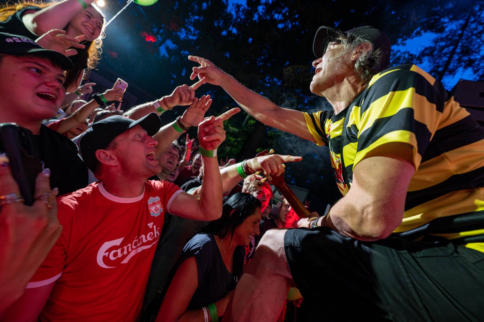 Tři sestry řádily ve vyprodaném lesním divadle v Řevnicích