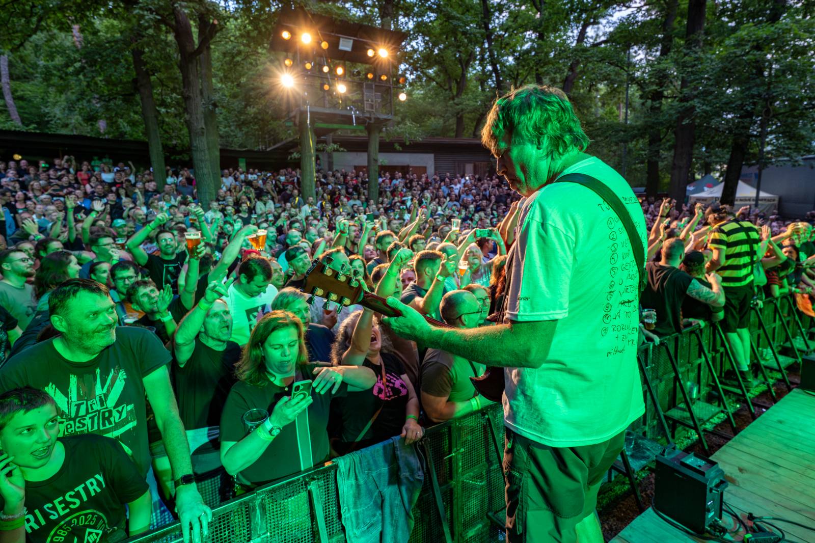 Tři sestry řádily ve vyprodaném lesním divadle v Řevnicích