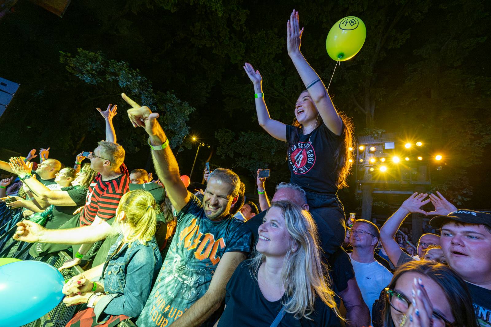 Tři sestry řádily ve vyprodaném lesním divadle v Řevnicích