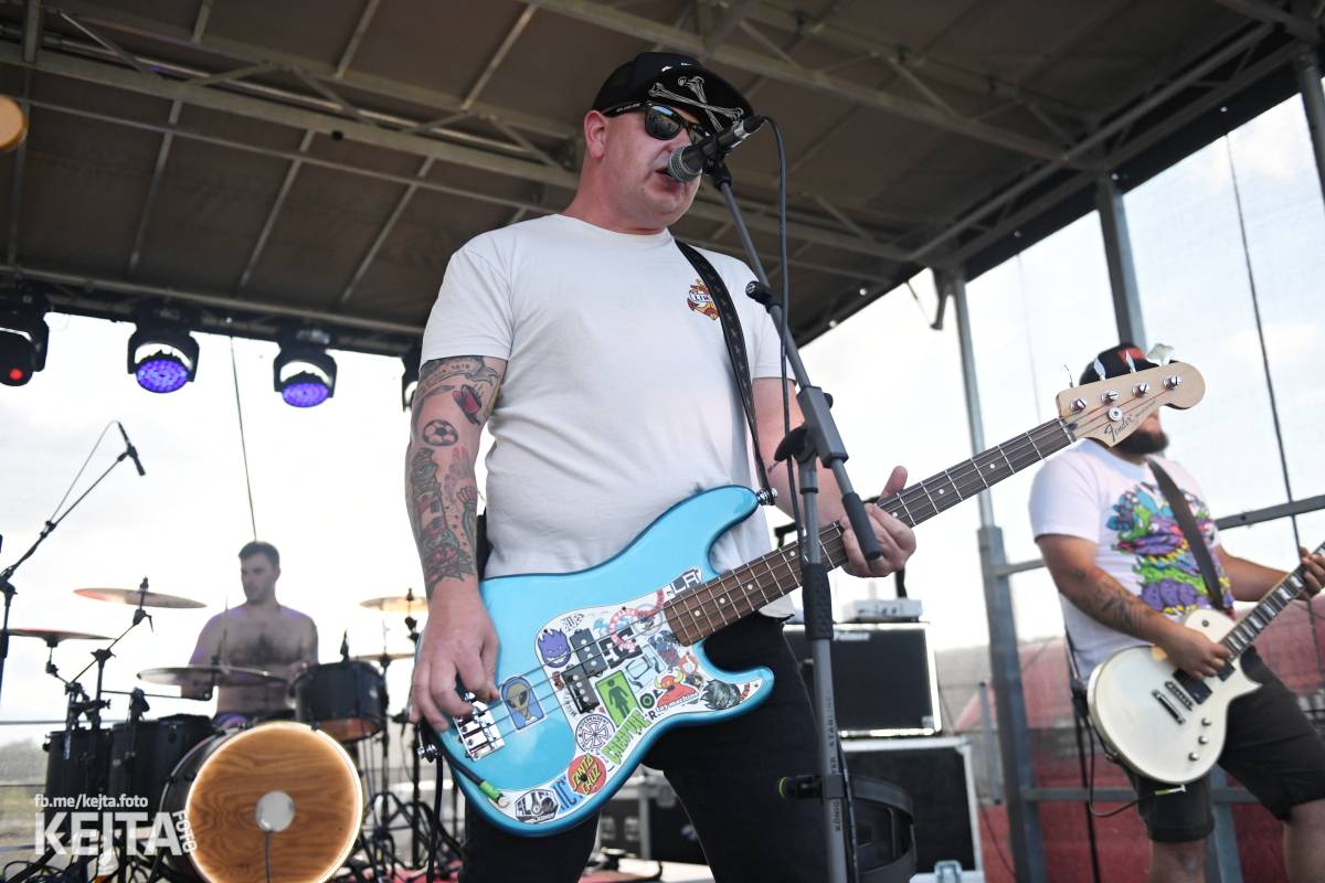 Fest a půl odstartoval naplno: První den nabídl punkrock v podání M3ta, Zvýšenýho rizika, Houby či PUM