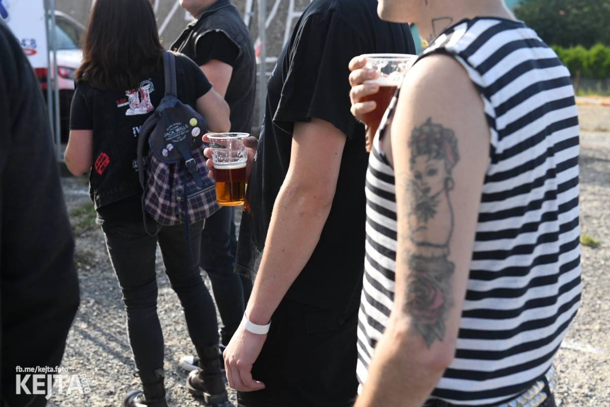 Fest a půl odstartoval naplno: První den nabídl punkrock v podání M3ta, Zvýšenýho rizika, Houby či PUM