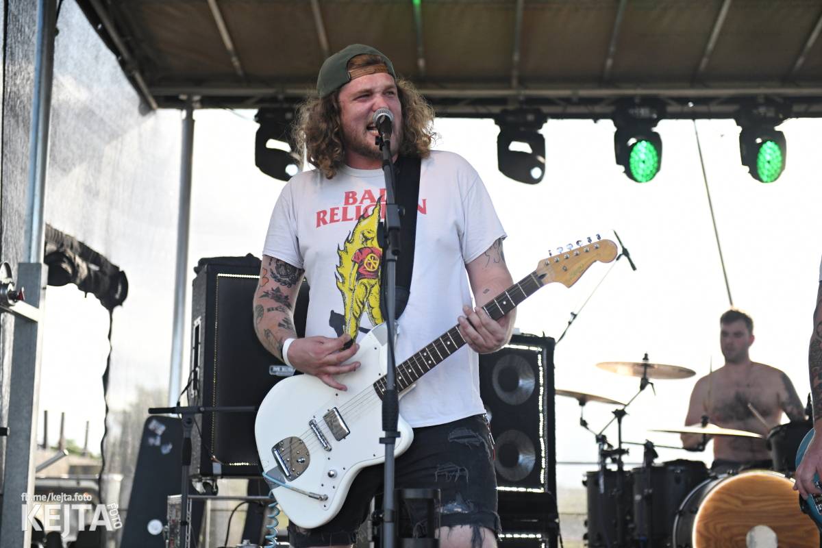 Fest a půl odstartoval naplno: První den nabídl punkrock v podání M3ta, Zvýšenýho rizika, Houby či PUM