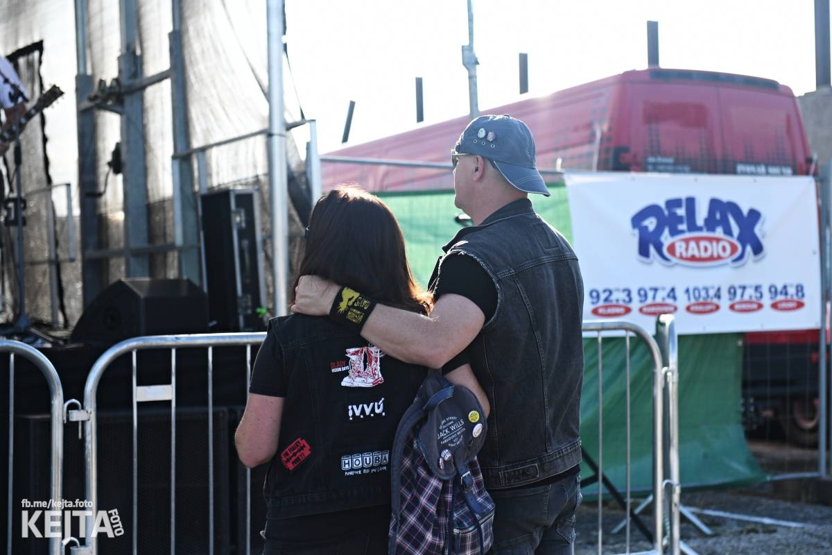 Fest a půl odstartoval naplno: První den nabídl punkrock v podání M3ta, Zvýšenýho rizika, Houby či PUM