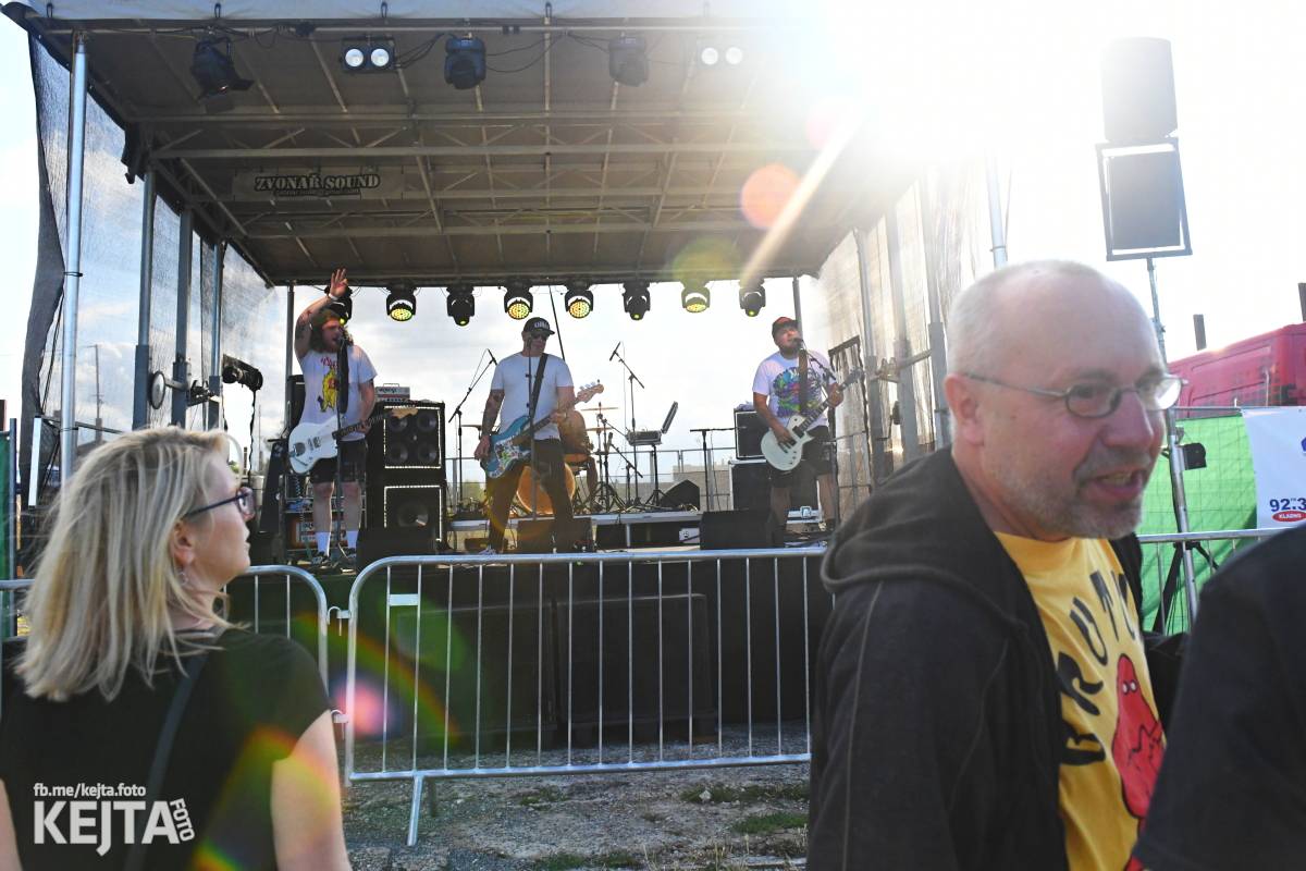 Fest a půl odstartoval naplno: První den nabídl punkrock v podání M3ta, Zvýšenýho rizika, Houby či PUM