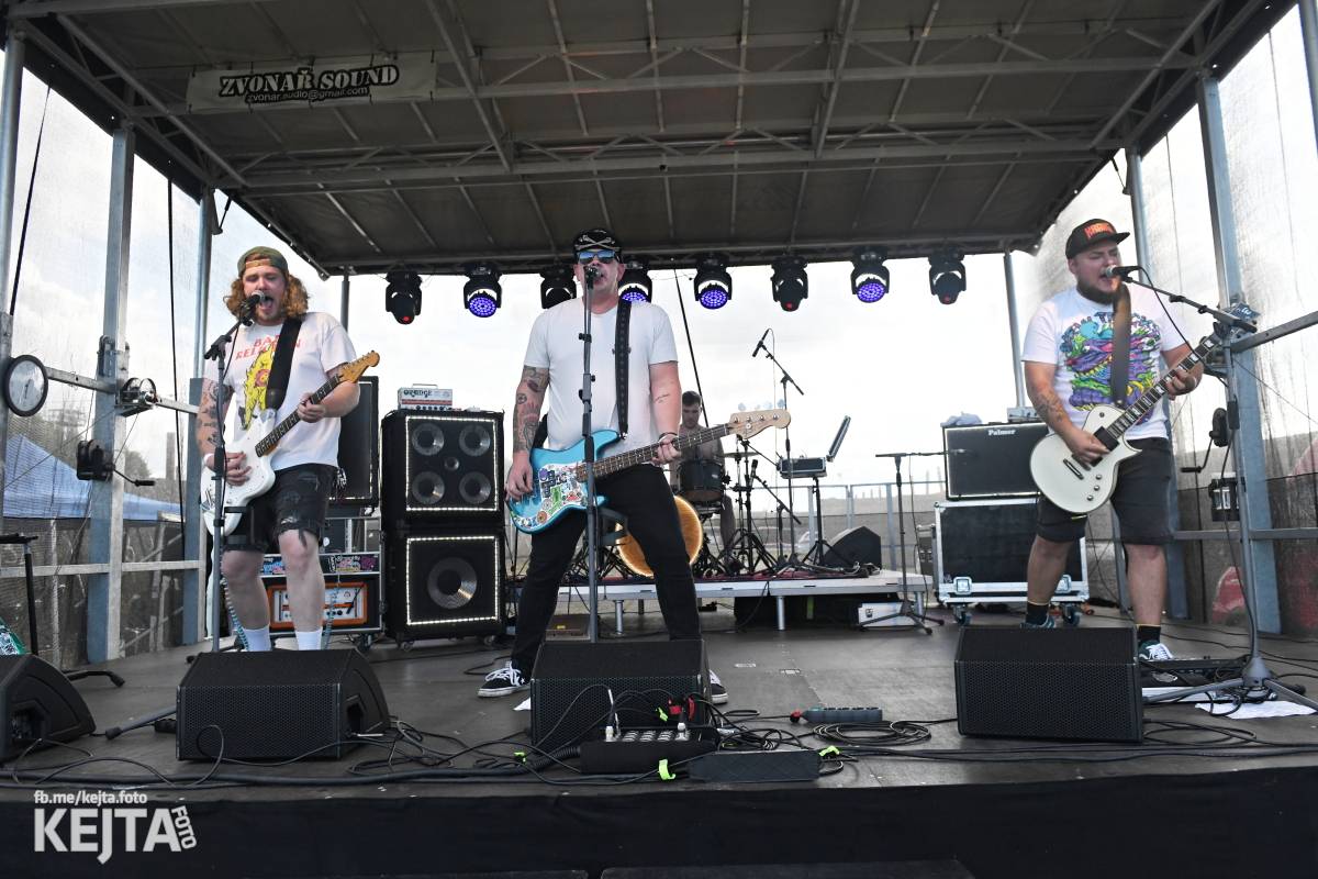 Fest a půl odstartoval naplno: První den nabídl punkrock v podání M3ta, Zvýšenýho rizika, Houby či PUM