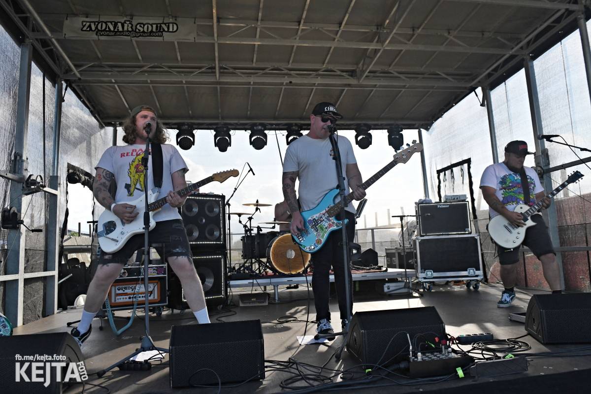 Fest a půl odstartoval naplno: První den nabídl punkrock v podání M3ta, Zvýšenýho rizika, Houby či PUM