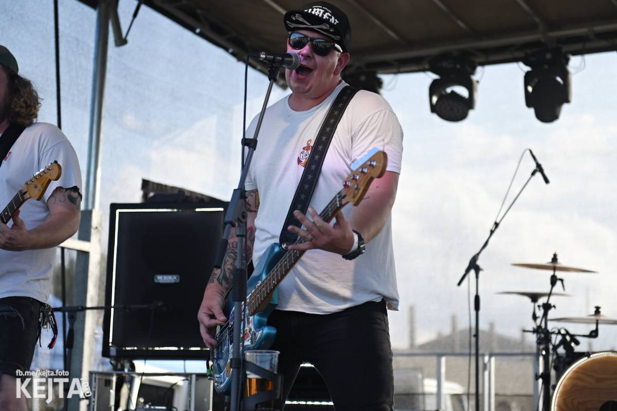 Fest a půl odstartoval naplno: První den nabídl punkrock v podání M3ta, Zvýšenýho rizika, Houby či PUM