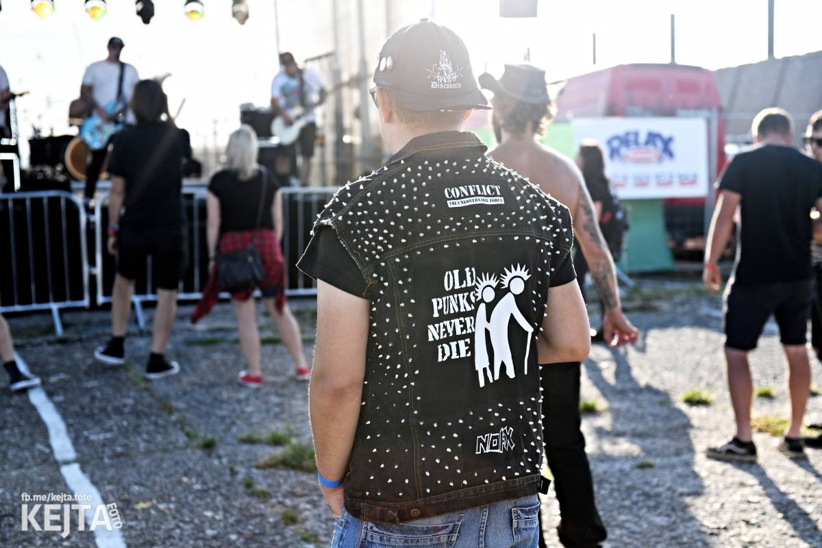 Fest a půl odstartoval naplno: První den nabídl punkrock v podání M3ta, Zvýšenýho rizika, Houby či PUM