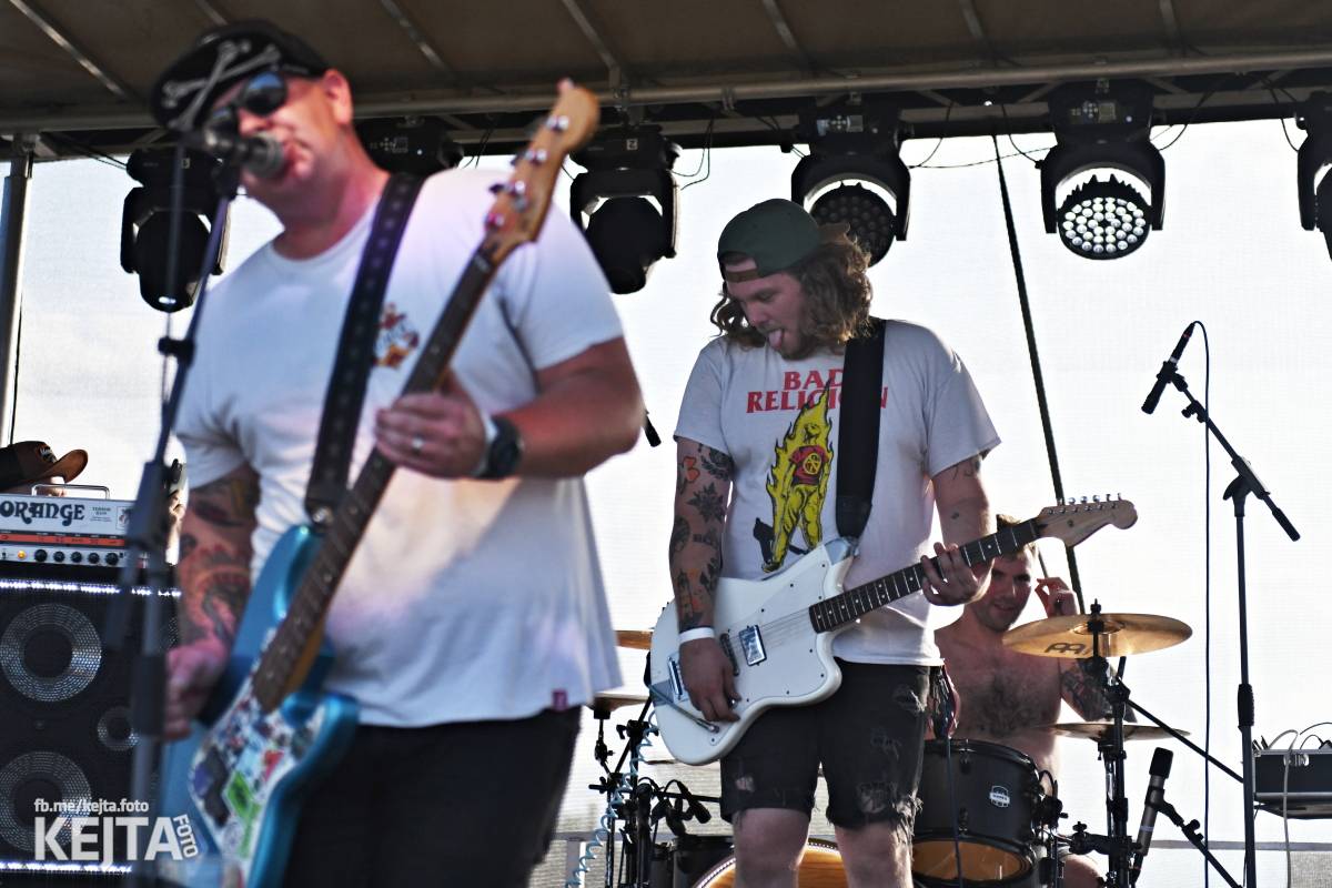 Fest a půl odstartoval naplno: První den nabídl punkrock v podání M3ta, Zvýšenýho rizika, Houby či PUM