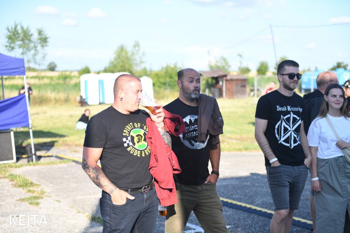 Fest a půl odstartoval naplno: První den nabídl punkrock v podání M3ta, Zvýšenýho rizika, Houby či PUM