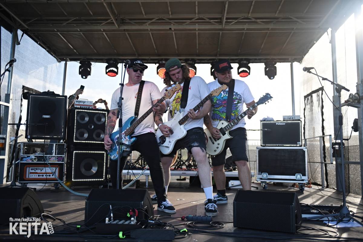 Fest a půl odstartoval naplno: První den nabídl punkrock v podání M3ta, Zvýšenýho rizika, Houby či PUM