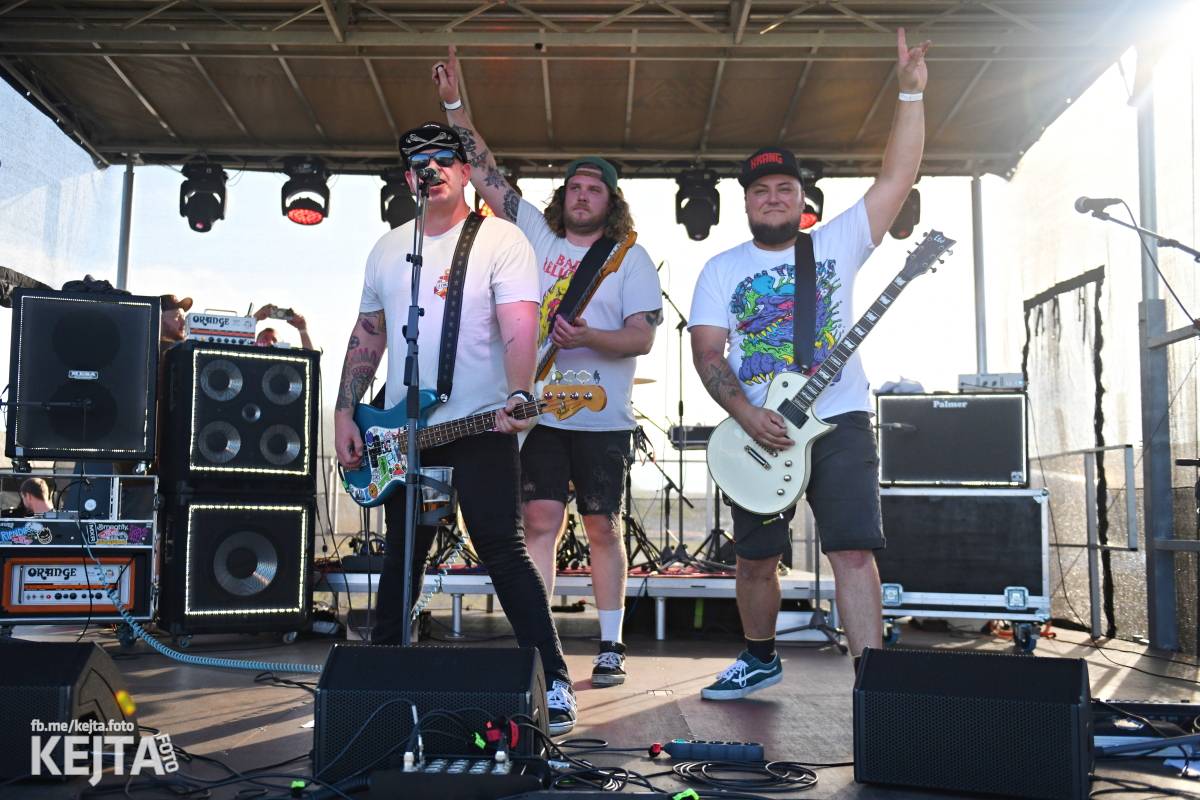 Fest a půl odstartoval naplno: První den nabídl punkrock v podání M3ta, Zvýšenýho rizika, Houby či PUM