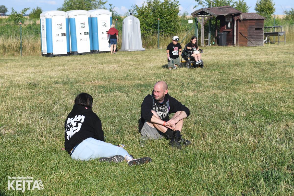 Fest a půl odstartoval naplno: První den nabídl punkrock v podání M3ta, Zvýšenýho rizika, Houby či PUM