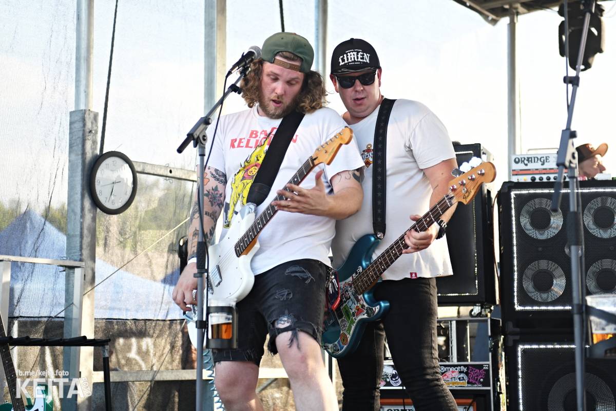 Fest a půl odstartoval naplno: První den nabídl punkrock v podání M3ta, Zvýšenýho rizika, Houby či PUM