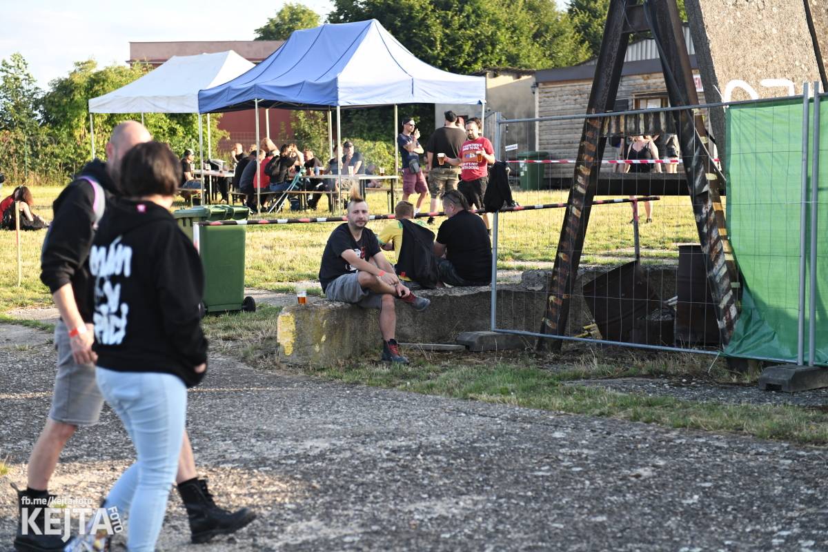 Fest a půl odstartoval naplno: První den nabídl punkrock v podání M3ta, Zvýšenýho rizika, Houby či PUM