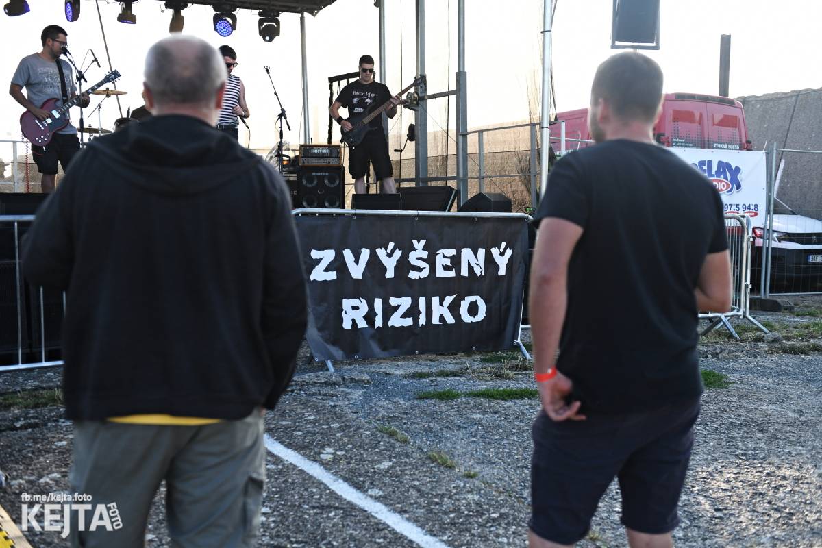 Fest a půl odstartoval naplno: První den nabídl punkrock v podání M3ta, Zvýšenýho rizika, Houby či PUM