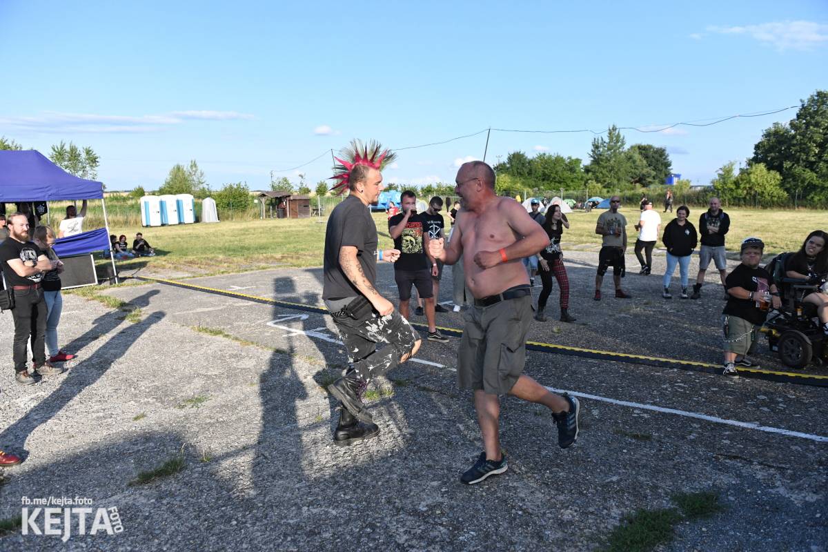 Fest a půl odstartoval naplno: První den nabídl punkrock v podání M3ta, Zvýšenýho rizika, Houby či PUM