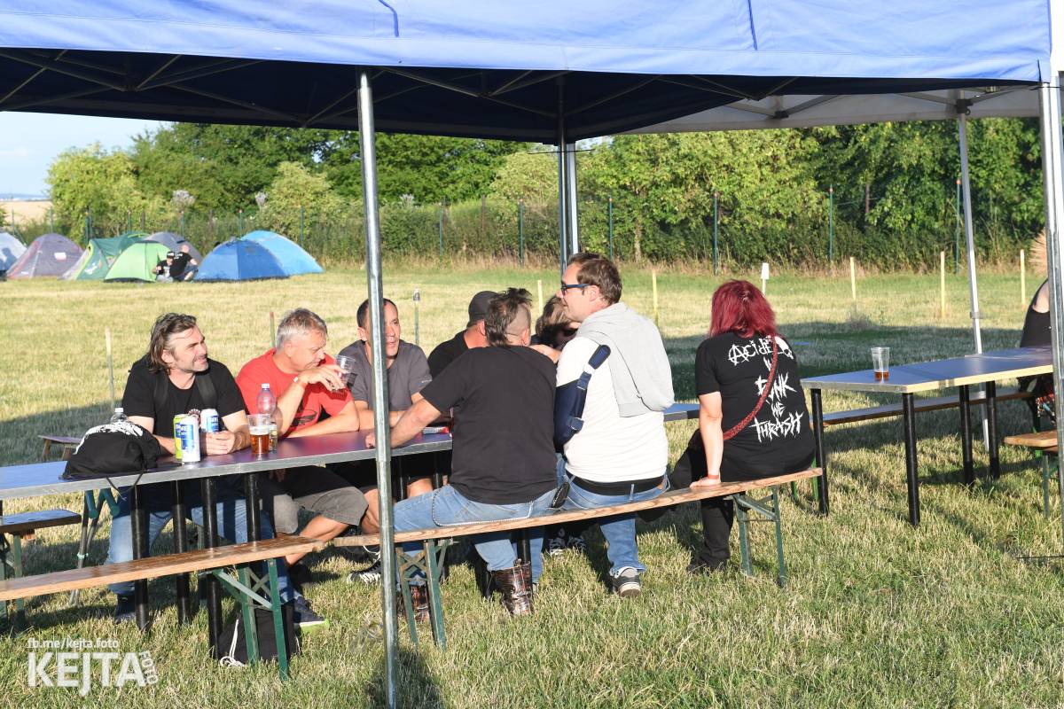 Fest a půl odstartoval naplno: První den nabídl punkrock v podání M3ta, Zvýšenýho rizika, Houby či PUM