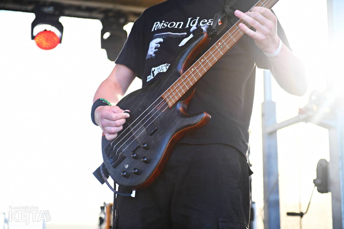 Fest a půl odstartoval naplno: První den nabídl punkrock v podání M3ta, Zvýšenýho rizika, Houby či PUM