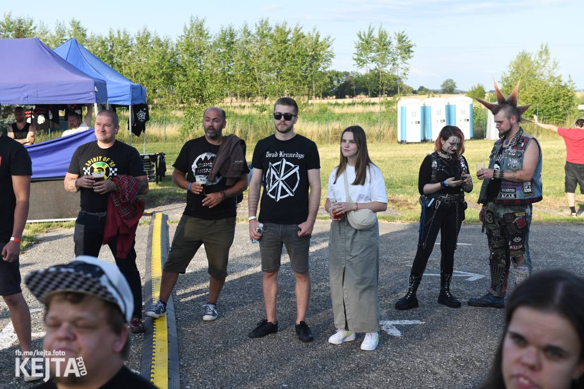 Fest a půl odstartoval naplno: První den nabídl punkrock v podání M3ta, Zvýšenýho rizika, Houby či PUM
