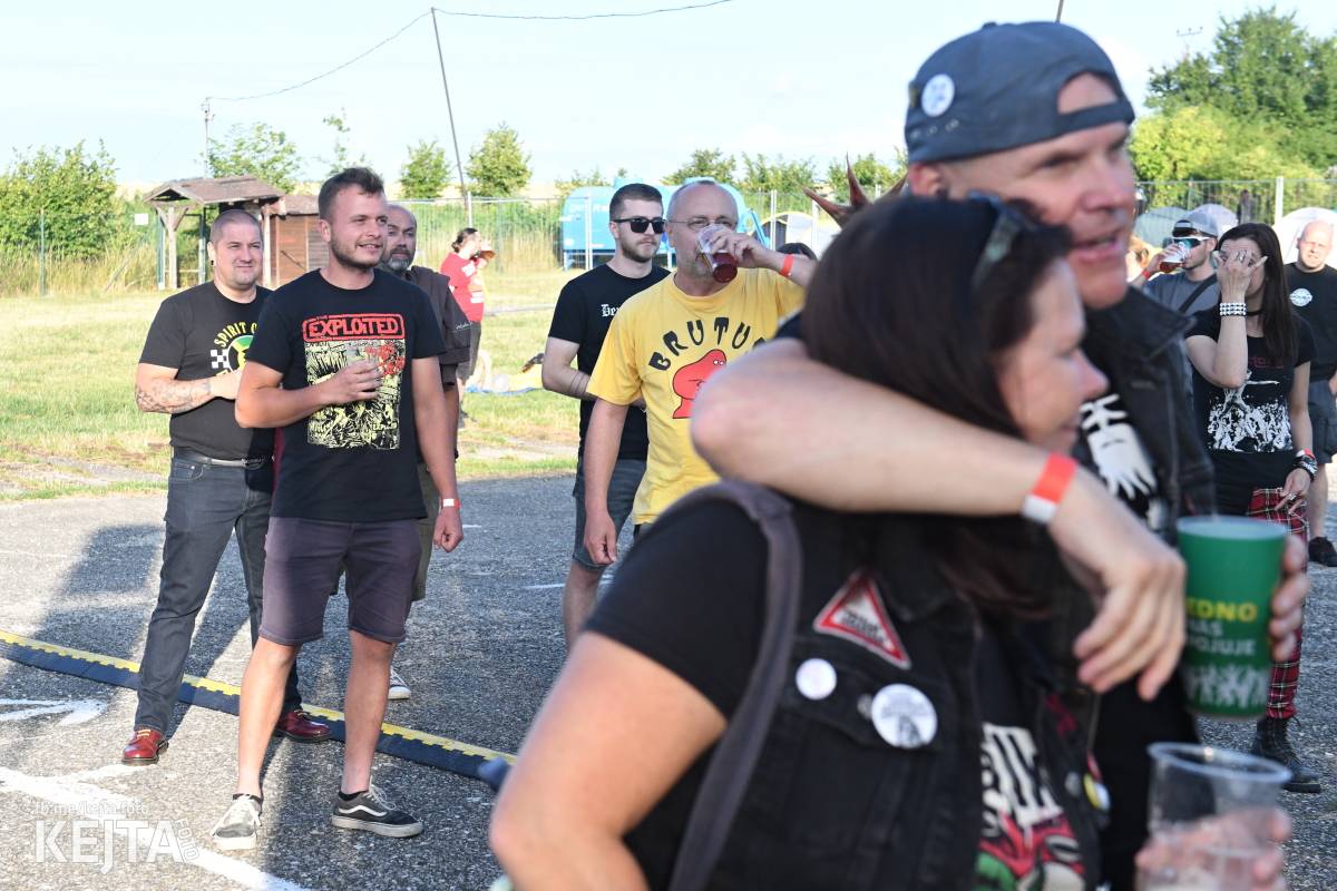 Fest a půl odstartoval naplno: První den nabídl punkrock v podání M3ta, Zvýšenýho rizika, Houby či PUM