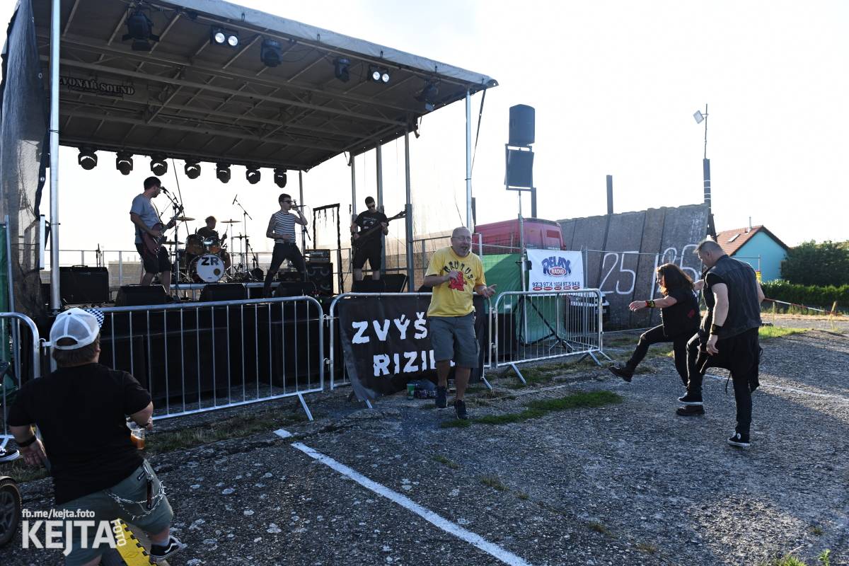 Fest a půl odstartoval naplno: První den nabídl punkrock v podání M3ta, Zvýšenýho rizika, Houby či PUM