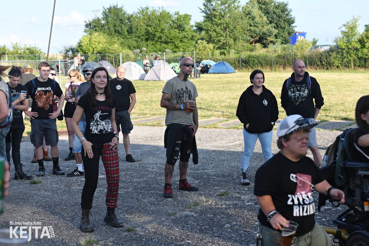 Fest a půl odstartoval naplno: První den nabídl punkrock v podání M3ta, Zvýšenýho rizika, Houby či PUM