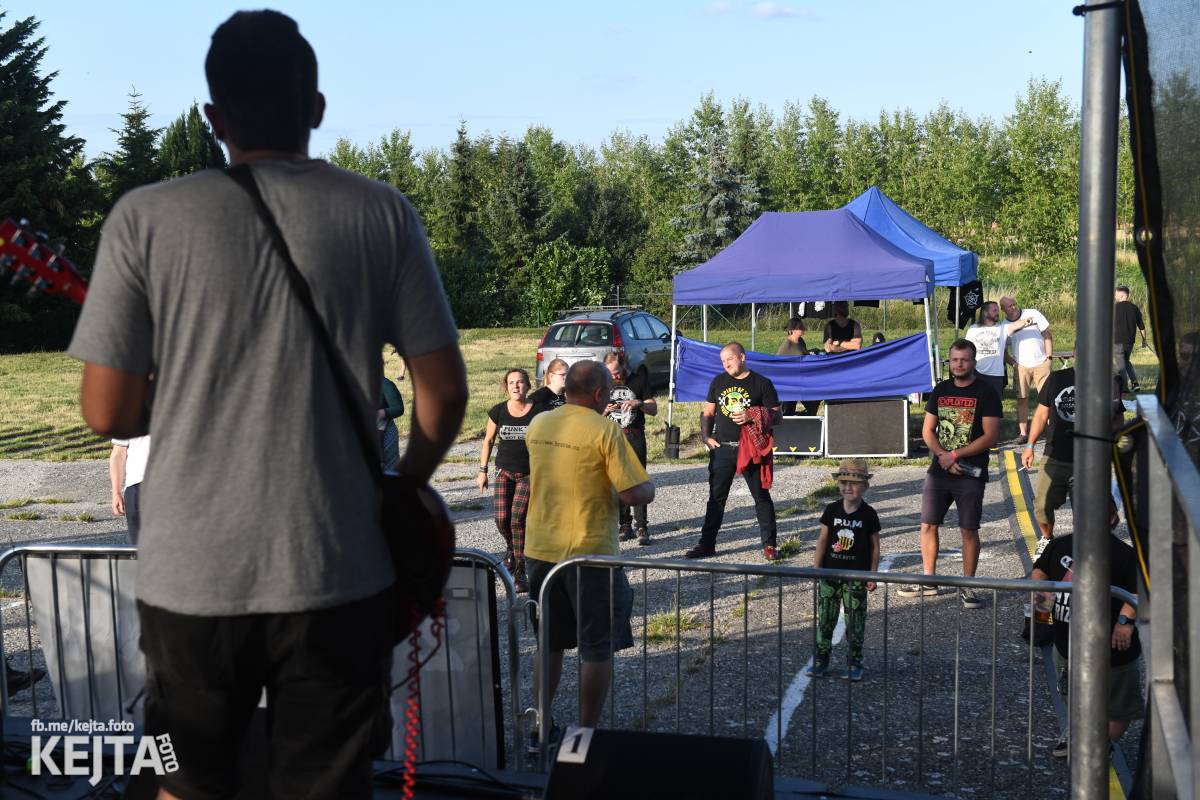 Fest a půl odstartoval naplno: První den nabídl punkrock v podání M3ta, Zvýšenýho rizika, Houby či PUM