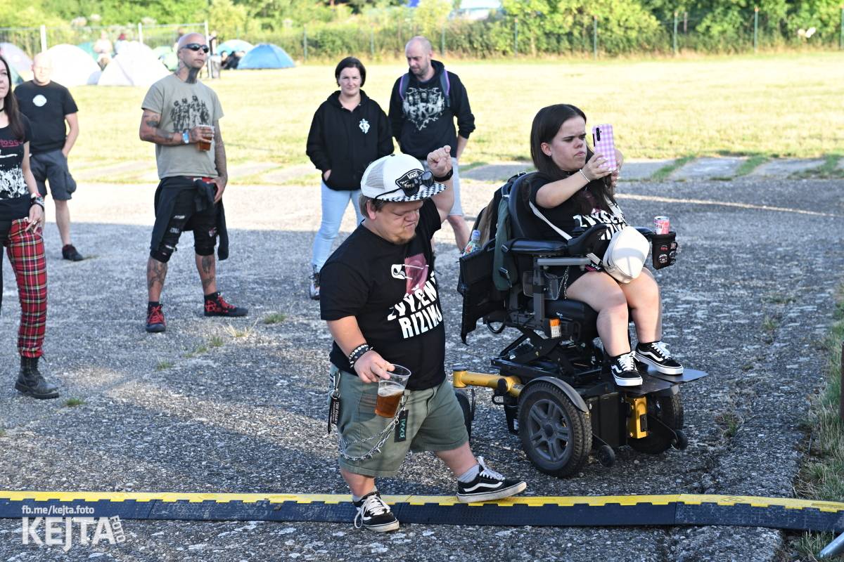 Fest a půl odstartoval naplno: První den nabídl punkrock v podání M3ta, Zvýšenýho rizika, Houby či PUM