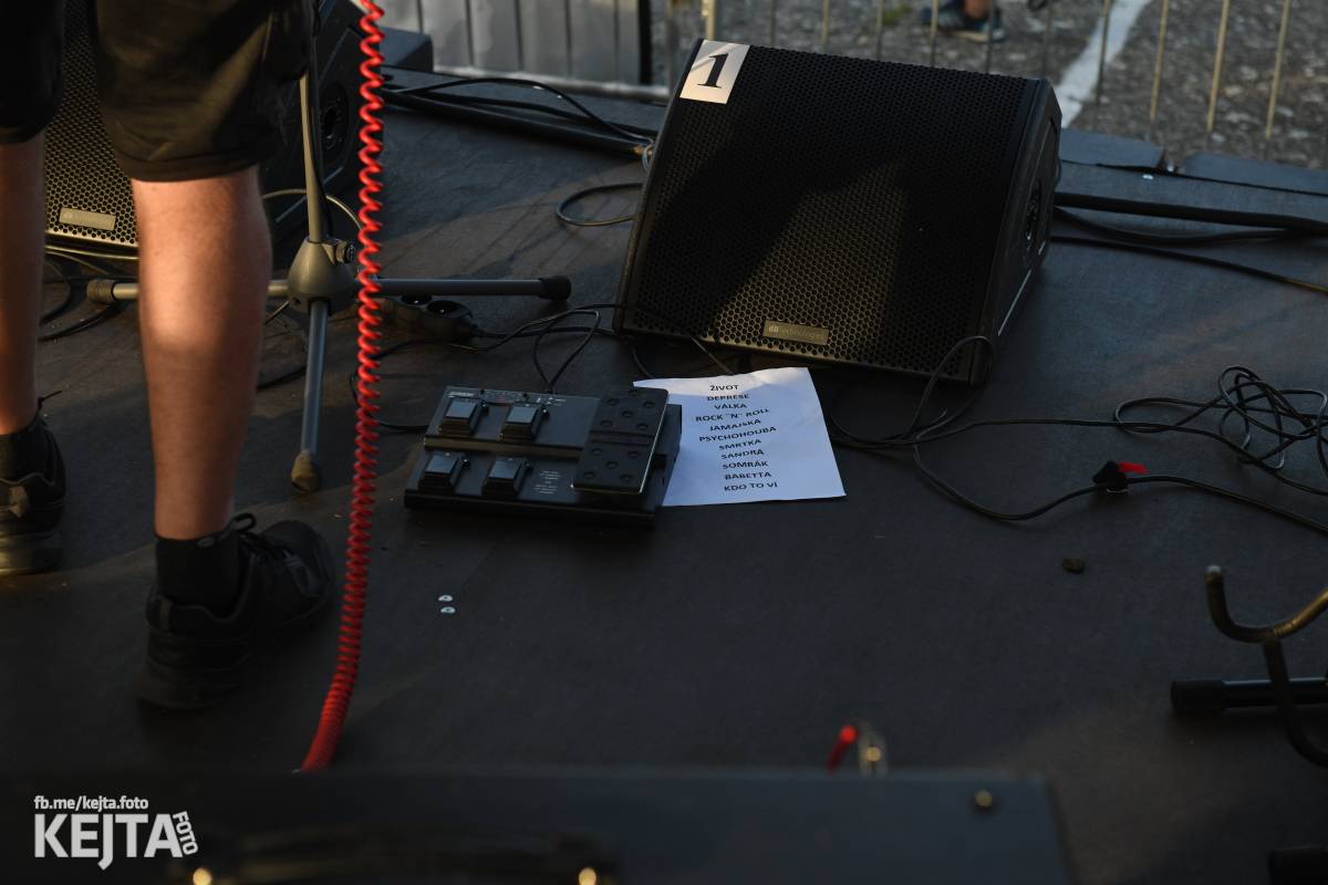 Fest a půl odstartoval naplno: První den nabídl punkrock v podání M3ta, Zvýšenýho rizika, Houby či PUM